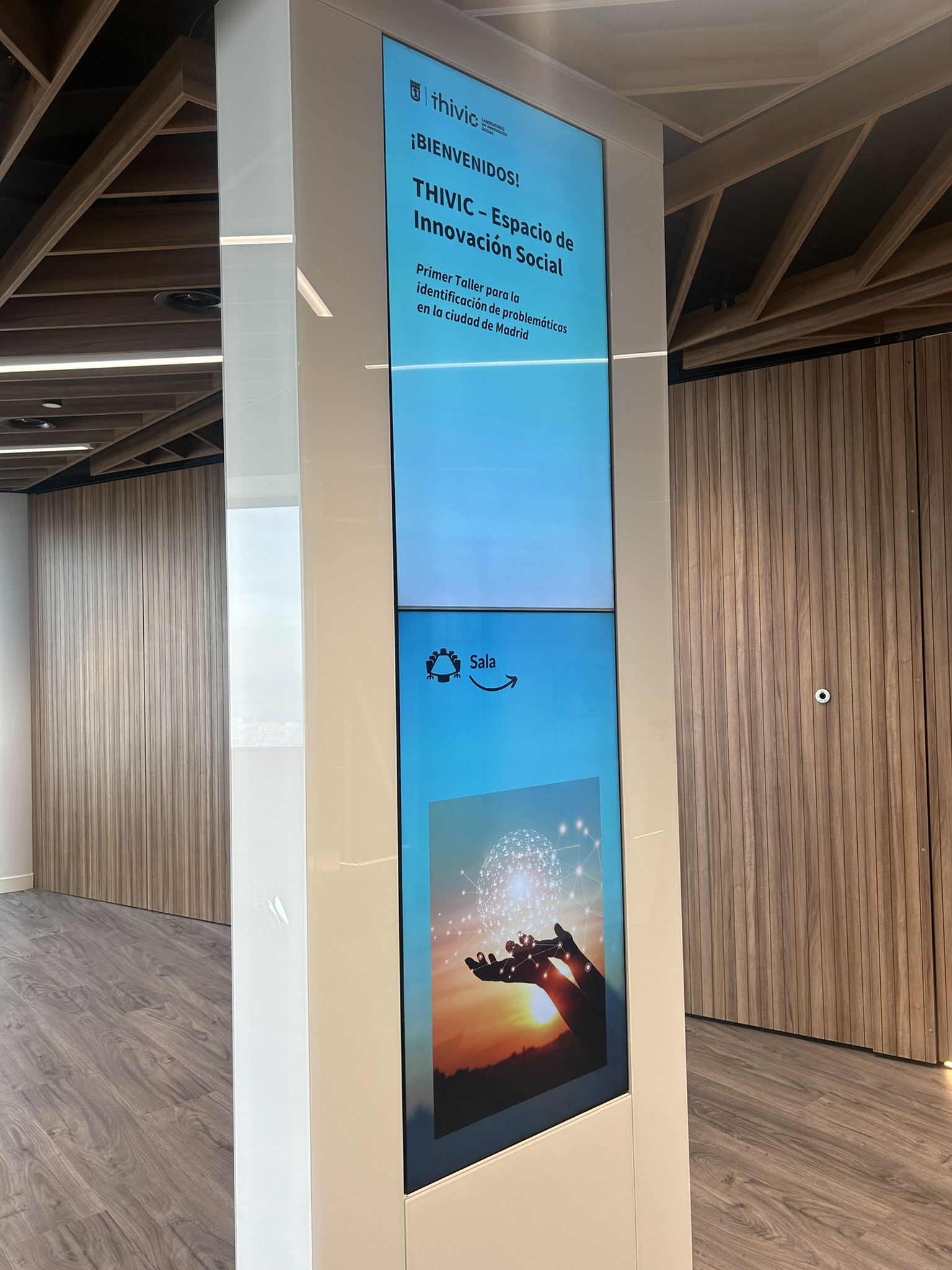 Foto del totem del proyecto THIVIC