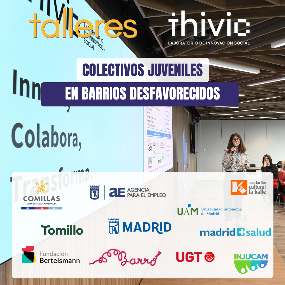 Sesión del taller THIVIC sobre colectivos juveniles en barrios desfavorecidos. Una persona realiza una presentación junto a una gran pantalla mientras las personas asistentes participan en la sesión. En la imagen se muestran los logotipos de las entidades colaboradoras : Universidad Pontificia Comillas, Agencia para el Empleo del Ayuntamiento de Madrid, Asociación Cultural La Kalle, Universidad Autónoma de Madrid, Fundación Tomillo, Madrid Salud, Fundación Bertelsmann, Garaje, UGT e INJUCAM.