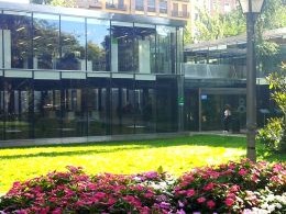 Exterior de la Biblioteca Pública Eugenio Trías en el parque del Retiro