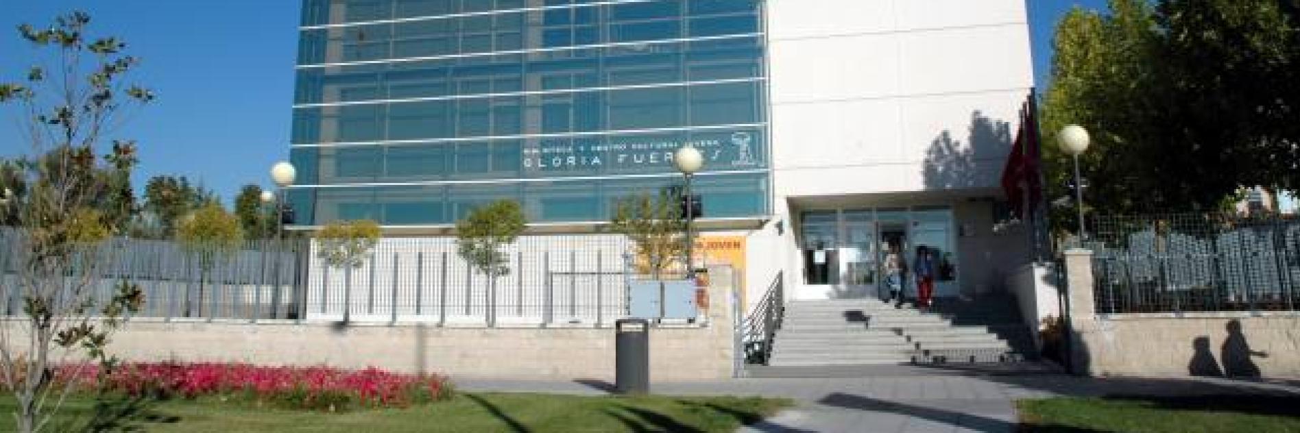 Edificio de la Biblioteca Pública Gloria Fuertes visto desde el exterior