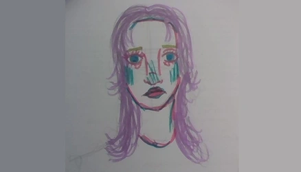 Dibujo de rostro con cabello largo en tonos morados, ojos destacados y trazos de colores sobre fondo blanco.