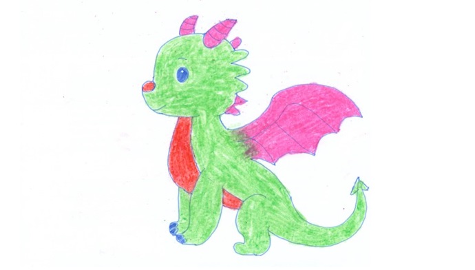 Dibujo de dragón caricaturesco verde con alas rosas, cuernos morados, cola alargada y detalles coloreados a mano sobre fondo claro