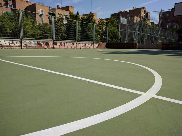 Detalle del nuevo pavimento de la cancha de baloncesto del barrio Saconia