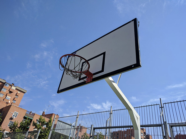 Detalle de la canasta de la pista de baloncesto del barrio de Saconia