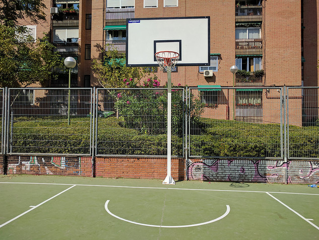 Pavimento y canasta de la pista de baloncesto del barrio de Saconia