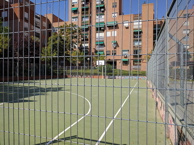 La cancha de baloncesto del barrio de Saconia está rodeada de una verja5.jpg