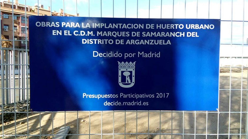 Placa de las obras del huerto urbano junto al CDM Marqués de Samaranch