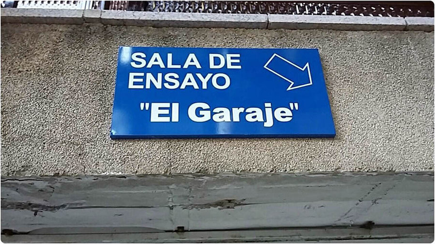 Placa con el nombre de la nueva sala de ensayo en Ciudad Lineal, El Garaje