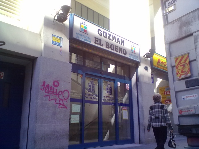 Vista de una de las entradas al edificio: