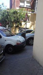 Coches aparcados en las esquinas