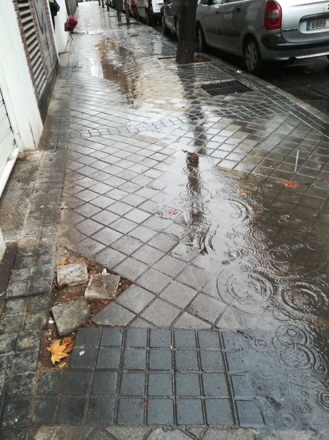 Acerado deteriorado de la calle de Granada 4