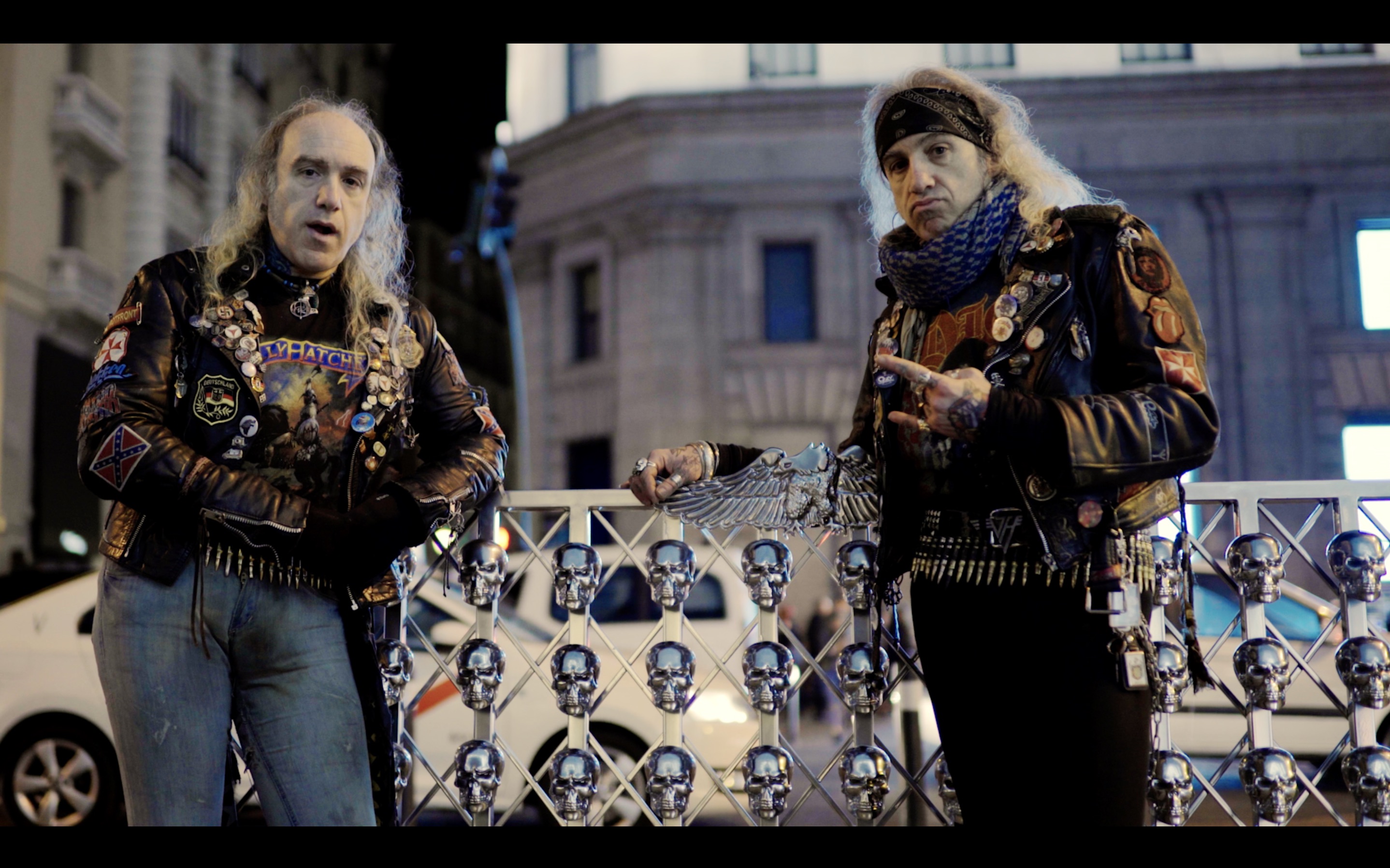 Los Jevis de la Gran Vía posando orgullosos con nuestra valla