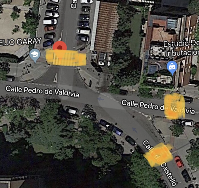 Pasos de peatones cerca de la puerta de acceso