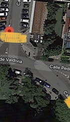 Pasos de peatones cerca de la puerta de acceso
