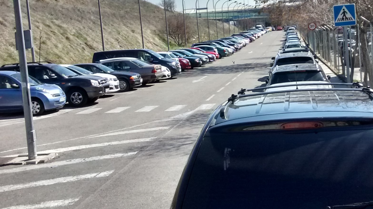 Parking  C/ Riaño y pasarela a   T1 al fondo.