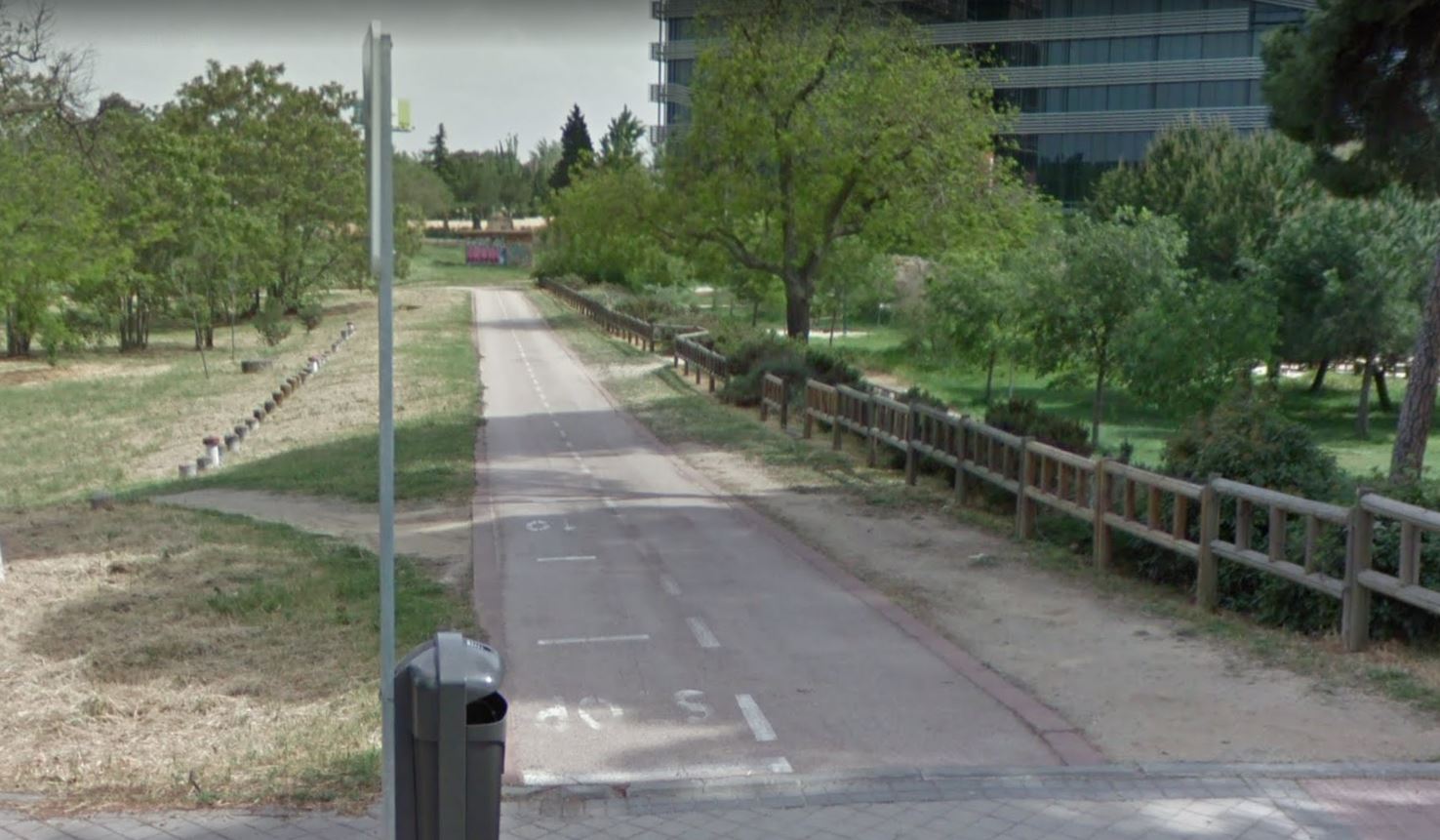 Tramo carril bici entre edificio Vodafone y Parque Juan Carlos I sin iluminación