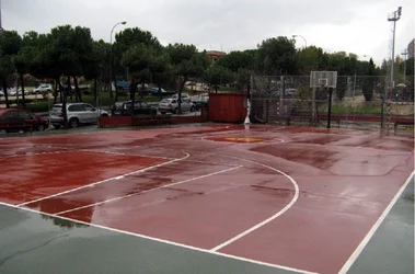 Pista de baloncesto impracticable por lluvia