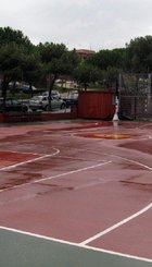 Pista de baloncesto impracticable por lluvia