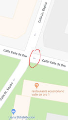 Semáforo en calle Valle de Oro