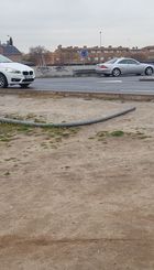 Rotonda sin vallar. Parece un descampado. Farola caída después de accidente