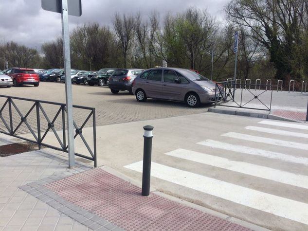 2.-_aparcamiento_Acceso_al_Parque_Lineal_del_Manzanares.jpg