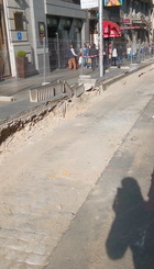 Pavimento de adoquines apareciendo bajo el asfalto de la Gran Vía