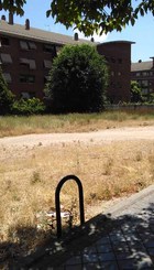 Solar en desuso en Calle Tertulia, nº 19 frente a boca de Metro