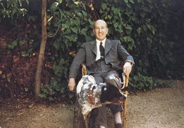 Vicente Aleixandre sentado en el jardín de "Valentonia"