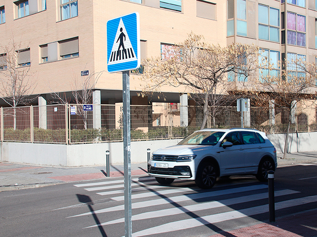 Imagen del paso elevado y de la señal de peatones de calle Alcañiz.