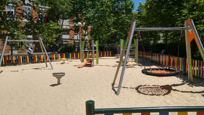 Imagen general de la instalación del parque infantil en la calle Garganchón.