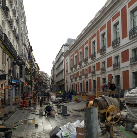 obras_calle_carretas_desde_Puerta_del_Sol.jpg