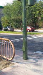 Reformar paso de peatones frente a entrada Juan Carlos I por avenida de Logroño.