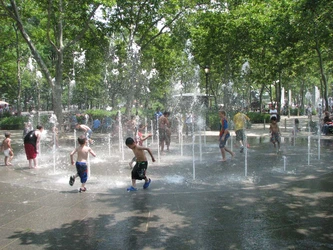 NYC_-_20100616_20100620_0375_kids_fountain_1000_pixels.jpg