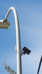 Tipo de farola en algunas calles estrechas de la capital