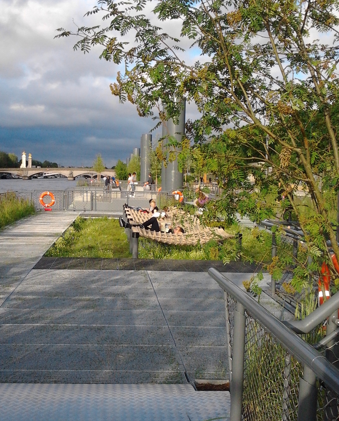 Está a orillas del Sena, pero también podría estar a orillas del Manzanares...