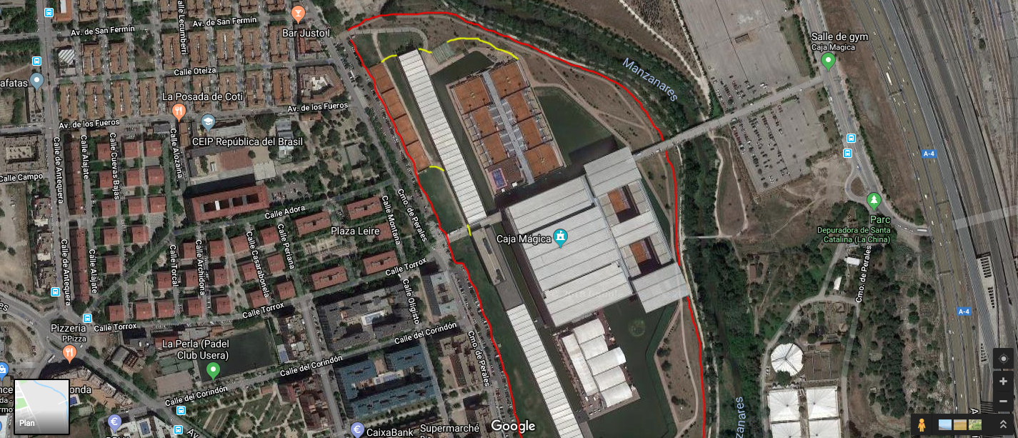 Se propone tirar el muro existente (en rojo) substituyéndolo por el amarillo.