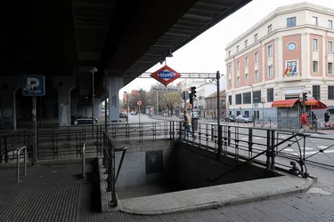 Paso de cebra junto a salida de metro de Puente de Vallecas