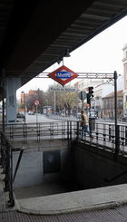 Paso de cebra junto a salida de metro de Puente de Vallecas