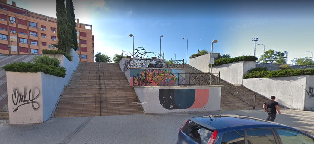 Las escaleras de unión entre ambas calles