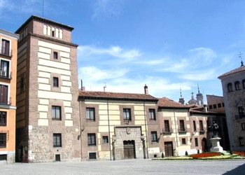 Casa y Torre de los Lujanes en la Plaza de la Villa