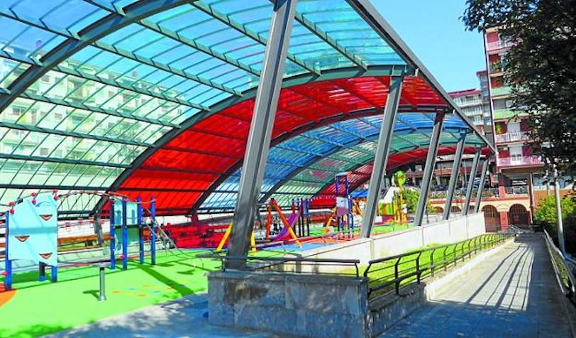 Ejemplo de parque infantil cubierto