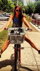 chicas-en-bici-volando.jpg