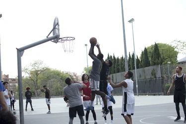 La cancha de baloncesto articularía espacio urbano y deporte de jóvenes
