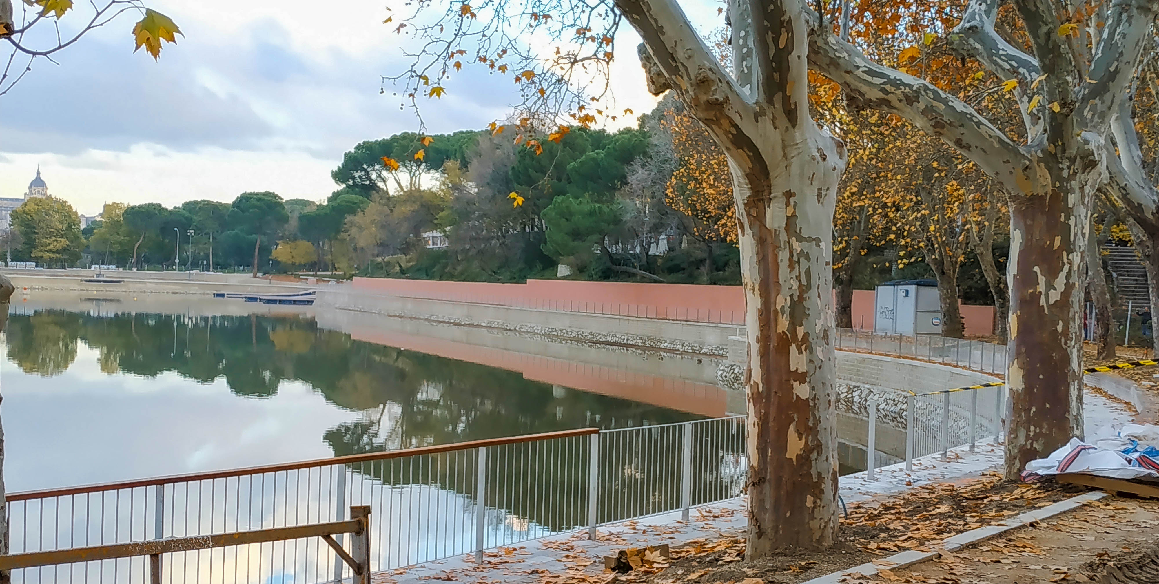 Muro rosa junto al lago de la Casa de Campo