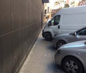 Típica invasión de la acera en la calle Torija