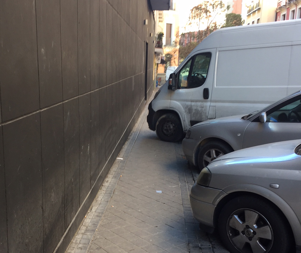 Invasión típica de la acera en calle Torija.