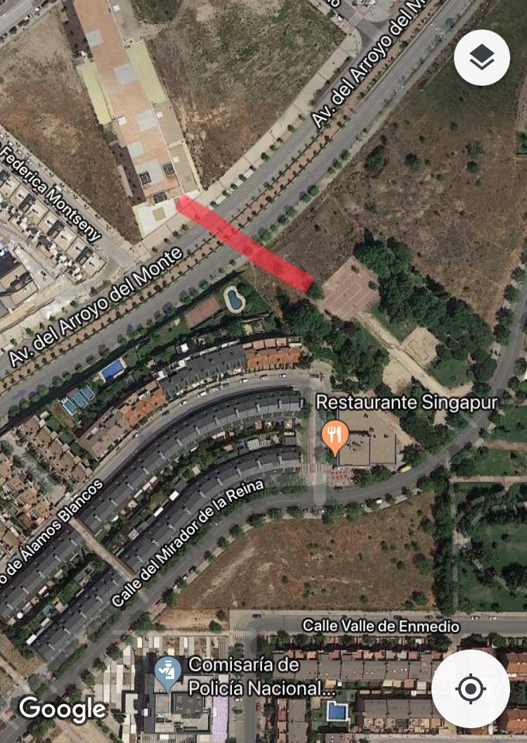 Acceso a la estación de metro Arroyo Fresno en rojo