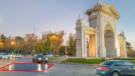 Rejilla metálica, en rojo, en la glorieta de San Vicente (Príncipe Pío)