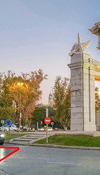 Rejilla metálica, en rojo, en la glorieta de San Vicente (Príncipe Pío)