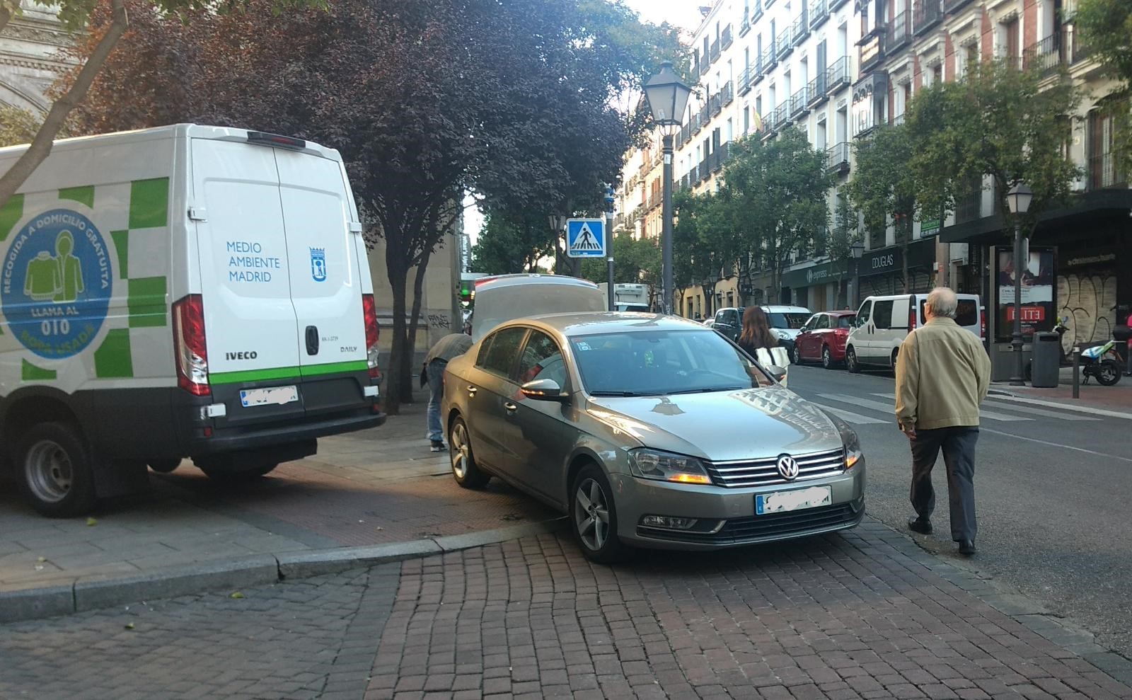 Vehículos aparcados sobre las aceras en la calle Fuencarral